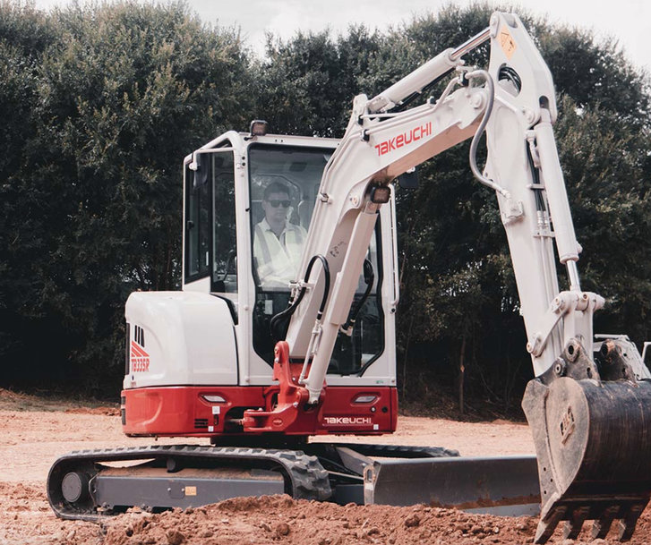 TAKEUCHI LANZA NUEVA EXCAVADORA DE GIRO CORTO